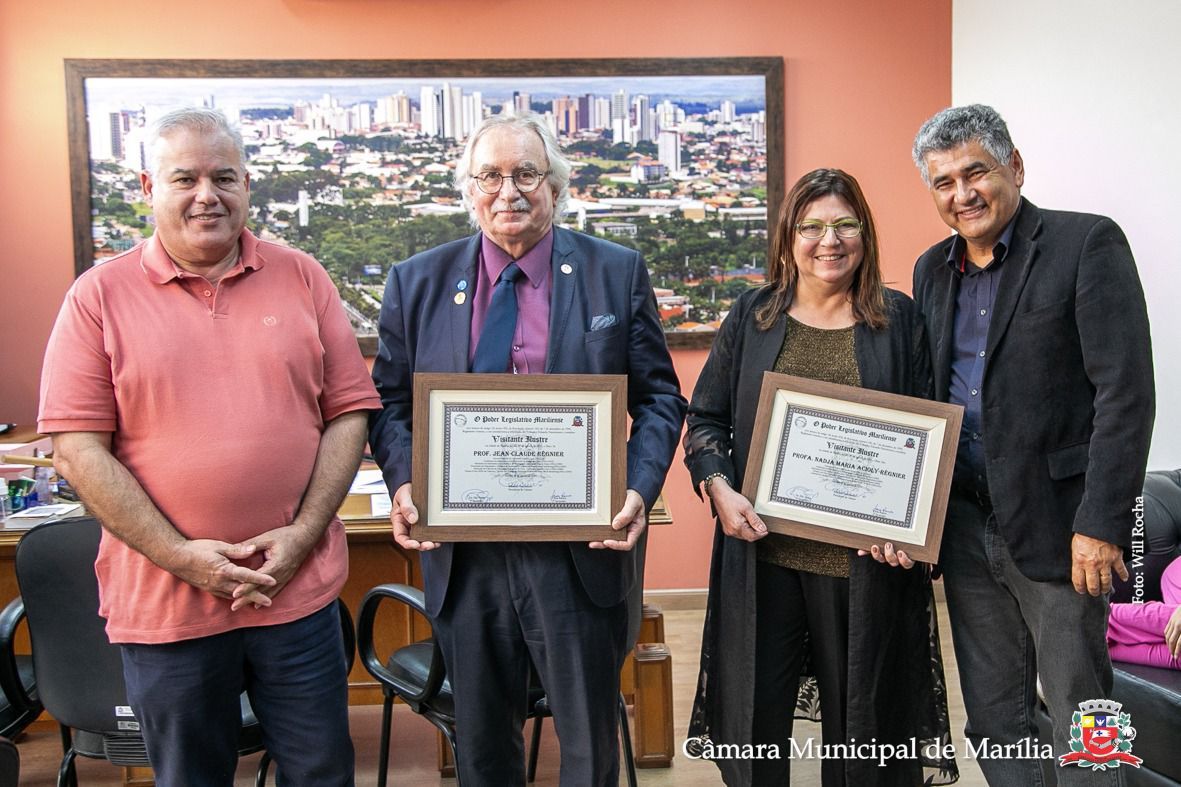 Presidente Eduardo Nascimento Entrega Certificado De Visitante Ilustre