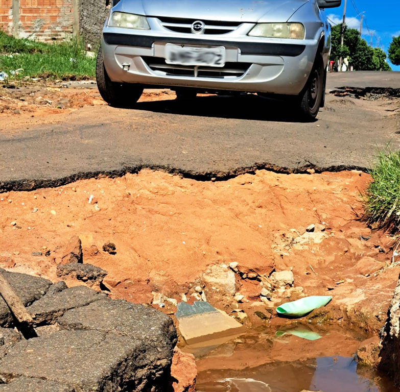 Moradores reclamam de crateras em rua no Jardim Santa Clara em Marília