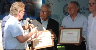 Marcos Rezende entrega Certificado de Congratulações à Santa Casa de Marília