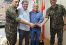 Exército Brasileiro apresenta ao prefeito Daniel Alonso e ao vice-prefeito Cícero do Ceasa o novo instrutor do Tiro de Guerra