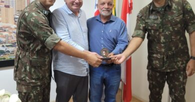 Exército Brasileiro apresenta ao prefeito Daniel Alonso e ao vice-prefeito Cícero do Ceasa o novo instrutor do Tiro de Guerra