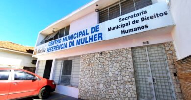 Prefeitura Municipal de Marília e Secretaria Municipal dos Direitos Humanos realizam ação ‘Dia das Mães’ no centro da cidade para divulgar o Centro Municipal de Referência da Mulher