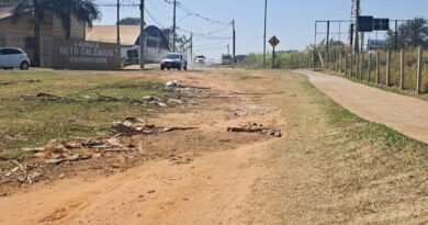 Jardim Cavallari: rua de terra cercada por asfalto espera por pavimentação desde 1993