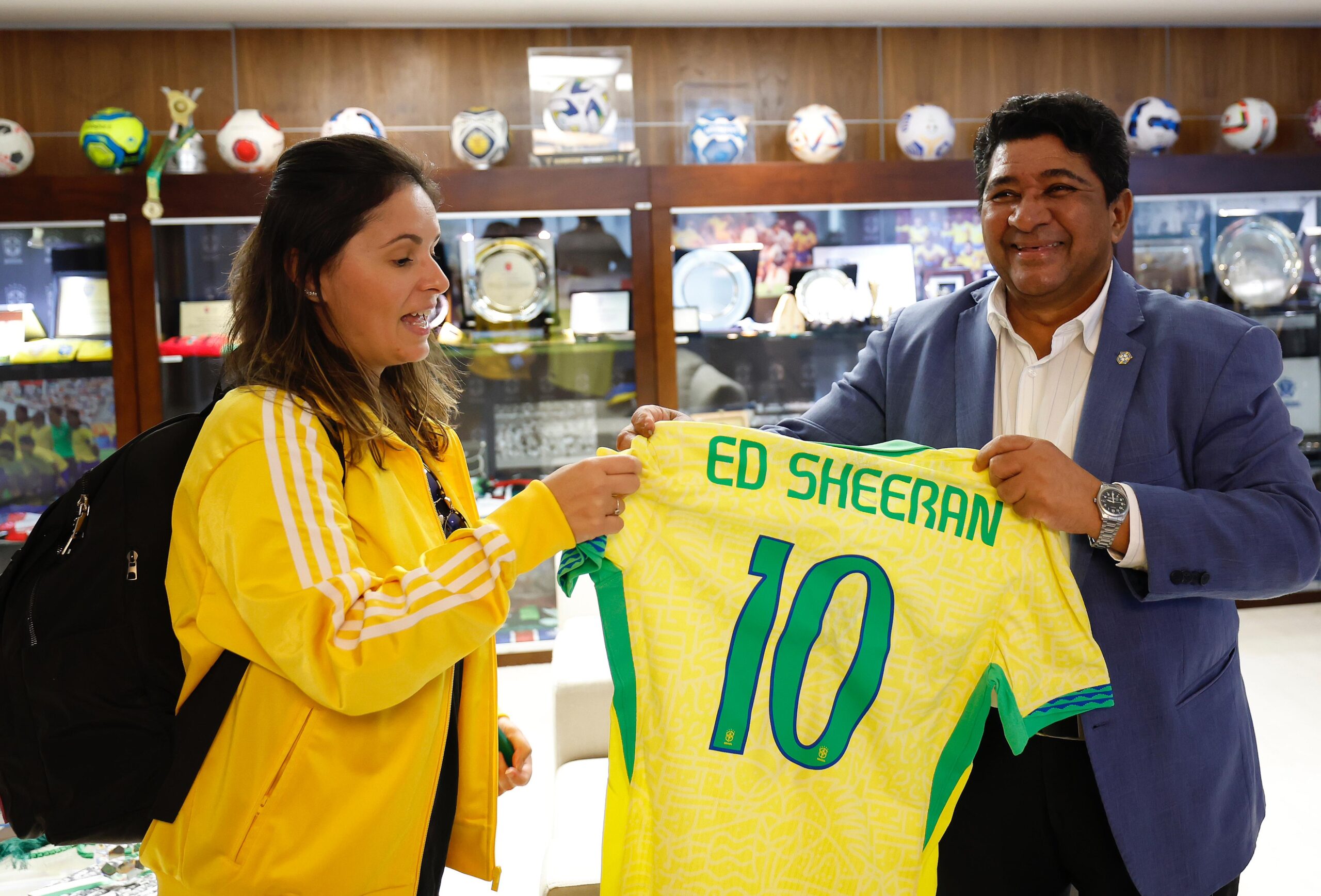 PRESIDENTE EDNALDO RODRIGUES PRESENTEIA ED SHEERAN COM CAMISAS DA SELEÇÃO BRASILEIRA