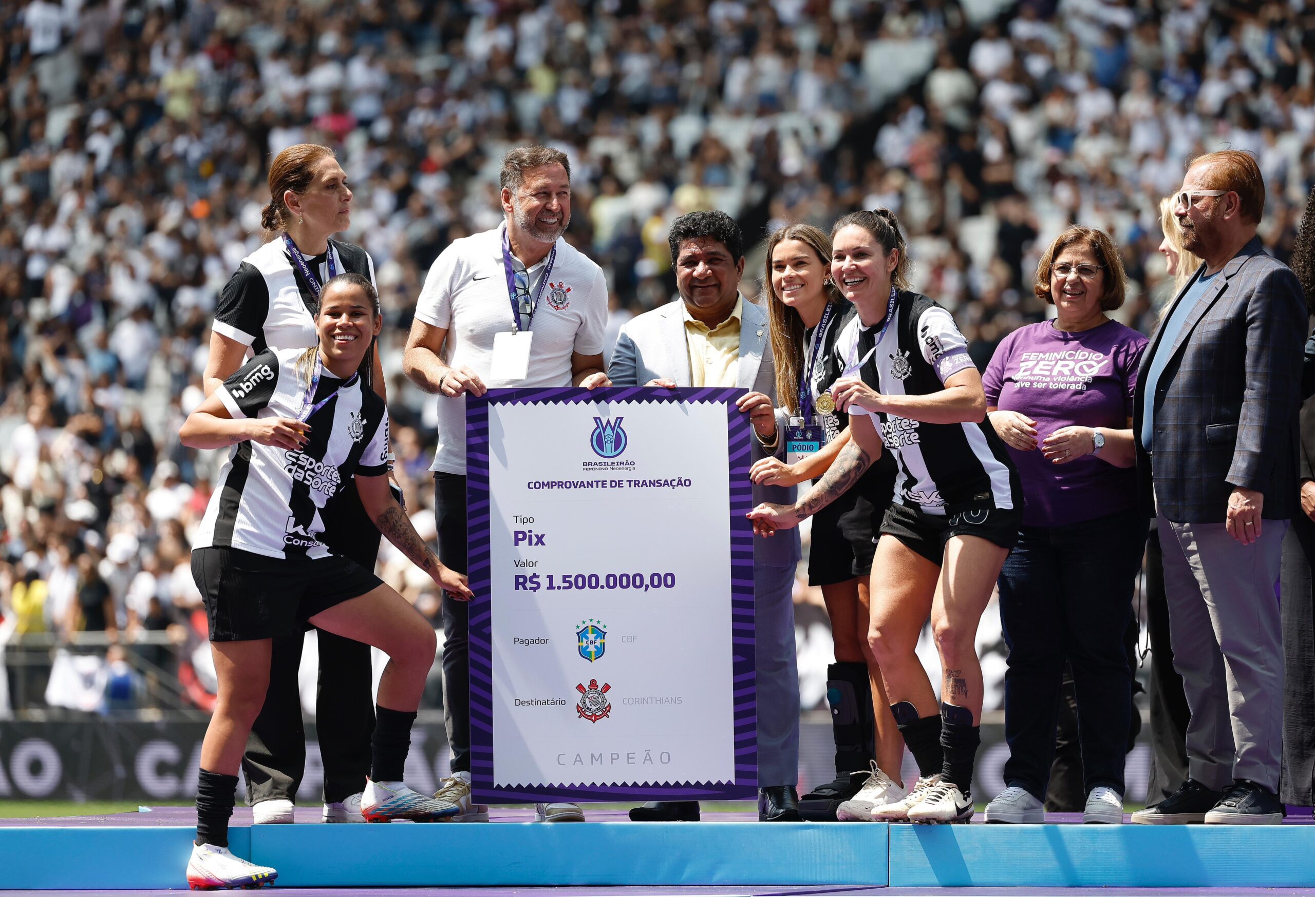 PRESIDENTE E DIRETORA DO CORINTHIANS COMEMORAM SEXTO TÍTULO DO BRASILEIRÃO FEMININO