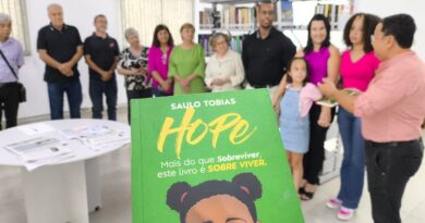 Comissão de Registros Históricos da Câmara recebe doação do livro ‘Hope’