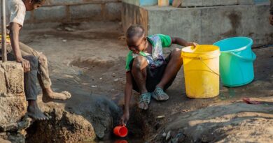 Em meio a surto de cólera em Angola, OMS impulsiona resposta comunitária