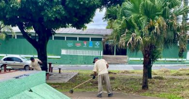 Prefeitura continua com serviços de capinação em Lácio, na praça do Tiro de Guerra e na Emei Sementinha