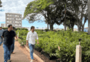 Prefeito Vinicius Camarinha visita Secretaria, que atende a zona rural e cede mudas à população