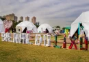 Chinelos descartados nas praias viram arte na Bienal do Lixo