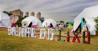 Chinelos descartados nas praias viram arte na Bienal do Lixo