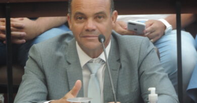 Vereador Mauro Cruz coloca a “mão na massa”