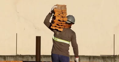 IBGE: salário na construção recua 22% em 2023, na comparação com 2014