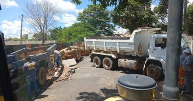 ZELADORIA: Prefeitura limpa área com caçambas abandonadas no Jardim Planalto