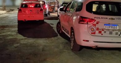 Dupla em moto rende casal de comerciantes em Bastos, aponta arma de fogo para uma das vítimas e rouba corrente e pulseira de ouro