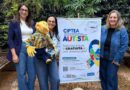 Fantoche Caio recebe carteirinha CIPTEA em Ação sobre Autismo
