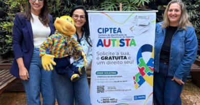 Fantoche Caio recebe carteirinha CIPTEA em Ação sobre Autismo