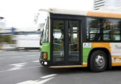 Ônibus sai 14 segundos antes do horário e empresa recebe advertência no Japão