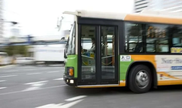Ônibus sai 14 segundos antes do horário e empresa recebe advertência no Japão