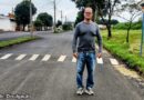Tininho visita bairro que recebeu obras de recapeamento após pedido apresentado na Câmara de Bastos
