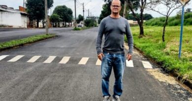 Tininho visita bairro que recebeu obras de recapeamento após pedido apresentado na Câmara de Bastos