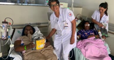 AMAR entrega presentes para mães da Hemodiálise da Santa Casa de Marília