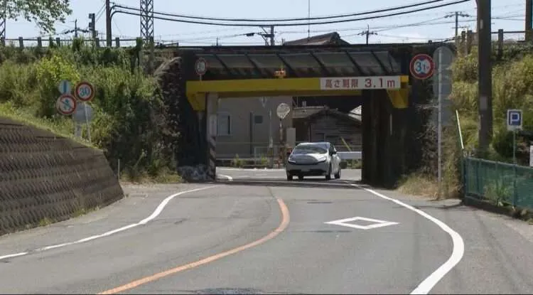 Mulher coloca rosto para fora de carro em movimento e morre após bater cabeça na lateral de viaduto em Gifu