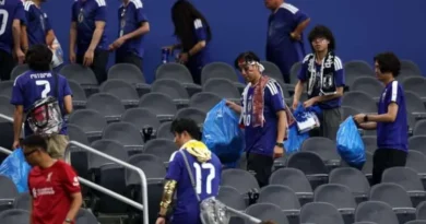 Torcedores do Japão mantêm tradição e recolhem lixo da arquibancada após jogo na Copa do Mundo