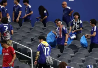 Torcedores do Japão mantêm tradição e recolhem lixo da arquibancada após jogo na Copa do Mundo