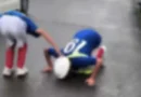 Japão investiga vídeo de possível “ijime” que mostra menino sendo forçado a se ajoelhar e lamber o chão