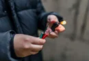 Dois homens são presos por jogar fogos de artifício em morador de rua em Nagoia