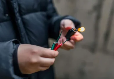 Dois homens são presos por jogar fogos de artifício em morador de rua em Nagoia