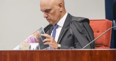 Moraes exige explicações sobre arma de Bolsonaro apreendida em blitz