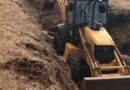 Prefeitura realiza desassoreamento de canal para melhorar escoamento de águas pluviais