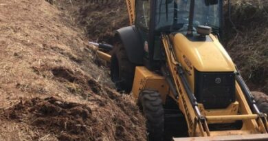 Prefeitura realiza desassoreamento de canal para melhorar escoamento de águas pluviais