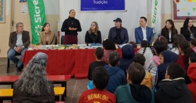 EMEF “Roberto Caetano Cimino” recebe doação de livros do Rotary Club Marília Tradição