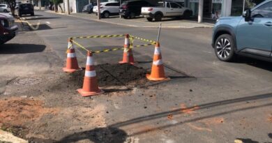 Prefeitura executa obra para recuperação de erosão na Rua Álvares Cabral