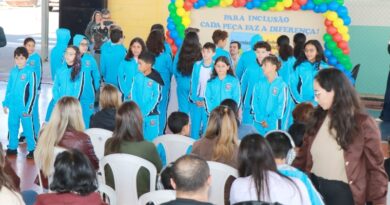 Prefeitura faz entrega de abafadores de ruído para estudantes da Rede Municipal com TEA