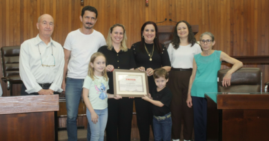 Câmara Municipal de Marília entrega a arquiteta Érica Gasparini com votos de congratulações
