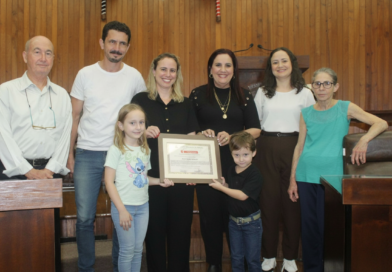 Câmara Municipal de Marília entrega a arquiteta Érica Gasparini com votos de congratulações