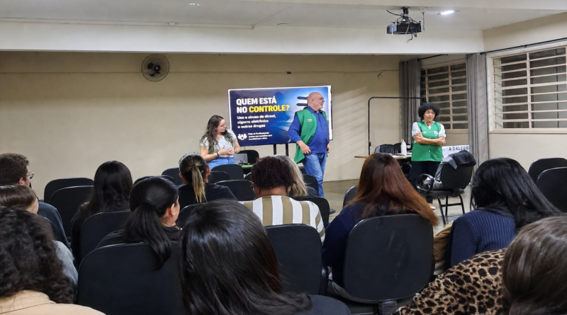 Escola estadual recebe palestra “Álcool e Drogas” por voluntários da AMAE