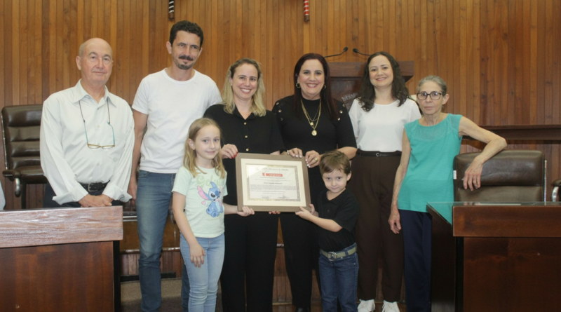 Câmara Municipal de Marília entrega a arquiteta Érica Gasparini com votos de congratulações