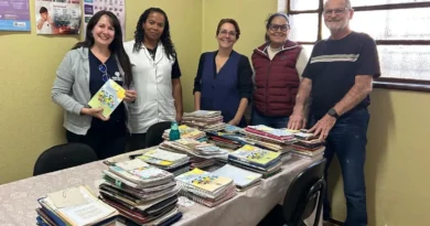 Equipe do CEM checa carteira de vacinação do alunos da Coronel Antonio Nogueira