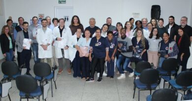 Profissionais da Santa Casa de Marília recebem jalecos, scrubs e uniformes personalizados da campanha ‘Orgulho em Pertencer’