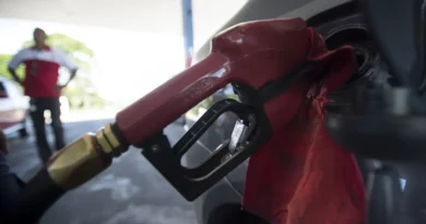 Alta do petróleo adia decisão sobre fim do subsídio da gasolina