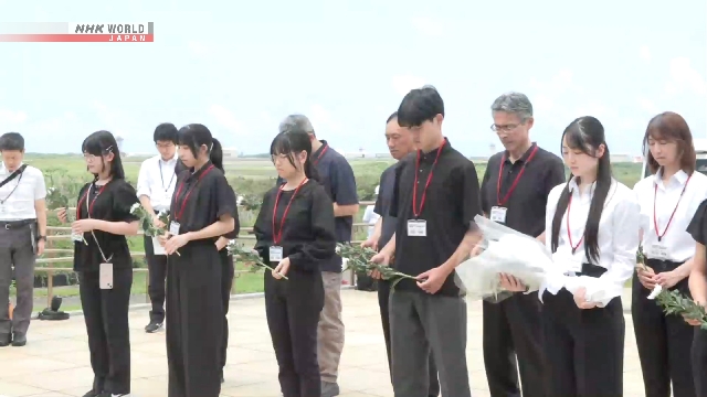 Estudantes japoneses visitam a ilha de Ioto para rezar pelos mortos na guerra