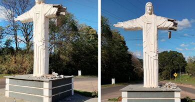 Durante manobra, caminhão danifica braço da réplica do Cristo Redentor na rotatória da BAS-050 em Bastos