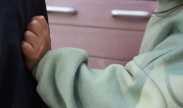 Japão: mulher joga filha de 3 anos no chão, mas Conselho Tutelar ignora agressão e devolve criança à mãe