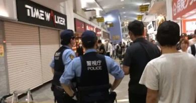 Ladrões invadem loja em Tóquio, roubam 4 relógios no valor de ¥200 milhões e fogem de patinete