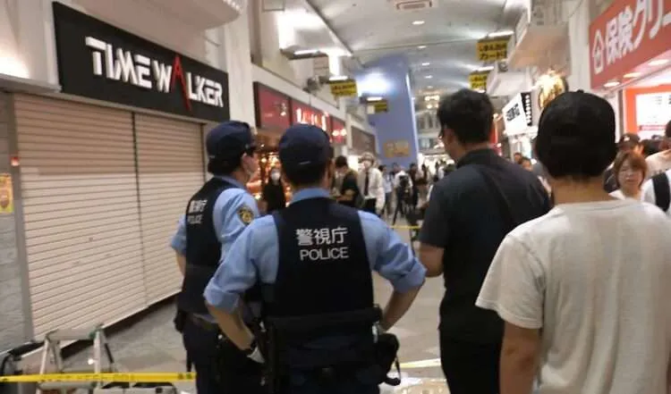 Ladrões invadem loja em Tóquio, roubam 4 relógios no valor de ¥200 milhões e fogem de patinete